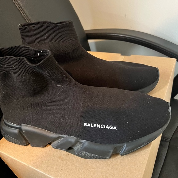 These are Men’s speed sneaker black balenciagas - Picture 2 of 6
